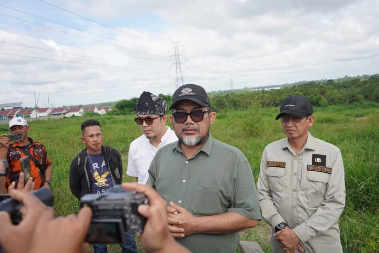 Sekda Sudirman, bersama Kepala OPD terkait saat meninjau stockpile dan pelabuhan batu bara PT SAS di Aurduri Kota Jambi, Jum'at (05-01-2024) (Foto: Novriansah -Kominfo)