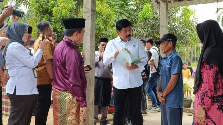 Gubernur Al Haris mendampingi Menteri ATR/BPN RI, Hadi Tjahjanto Serahkan Sertifikat Gratis kepada warga Muaro Jambi, Sabtu (06/01/2024). (Dok. Riki)