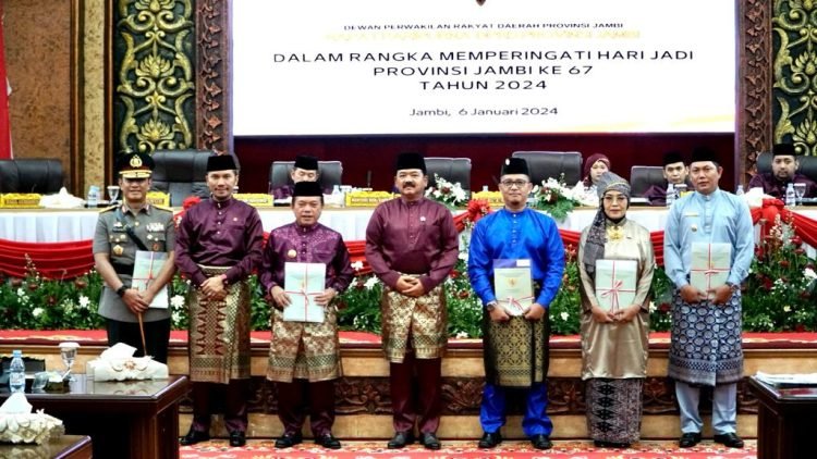 Poto bersama usai pelaksanaan Rapat Paripurna DPRD Provinsi Jambi dalam rangka memperingati Hari Jadi Provinsi Jambi ke 67 tahun 2024, Sabtu (6/1). (Dok. Hadian - Humas)