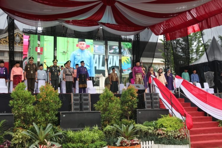 Wagub Abdullah Sani saat menjadi Inspektur Upacara Peringatan HUT Ke-67 Provinsi Jambi di Lapangan Kantor Gubernur Jambi, Sabtu (06/01/2024) (Foto : Agus - Kominfo)
