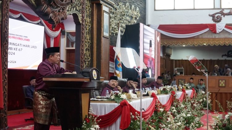 Gubernur Al Haris pada Rapat Paripurna DPRD Provinsi Jambi dalam rangka Memperingati HUT ke- 67 Provinsi Jambdi Ruang Utama Sidang DPRD Provinsi Jambi, Sabtu (06/01/2024).(Foto : Patra -Kominfo)