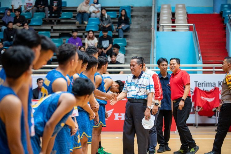 Wagub Abdullah Sani saat membuka Opening Party Honda DBL Jambi Series 2023-2024, di GOR Kota Baru Jambi, Sabtu, (06/01/2024) (Dok. Maria- Kominfo)