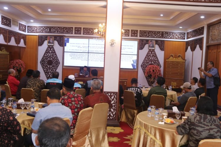 Gubernur Al Haris saat pertemuan dengan Asosiasi Sopir Batubara di Ruang VIP Rumah Dinas Gubernur Jambi, Minggu (07/01/2024) (Foto : Agus Supriyanto - Kominfo)