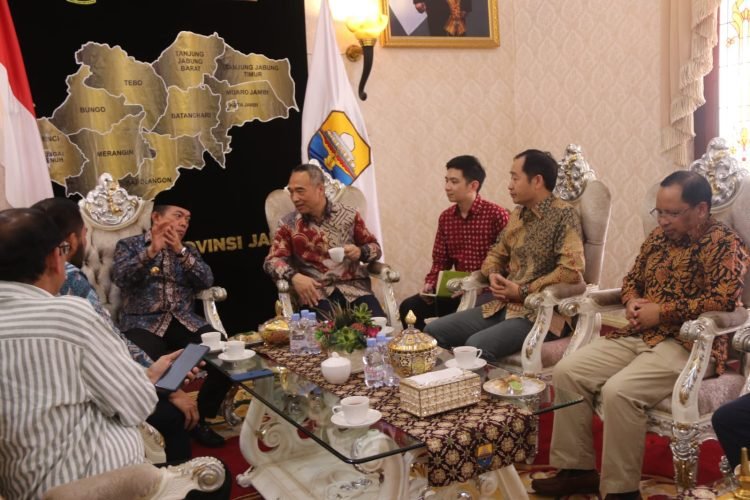 Gubernur Al Haris saat Audiensi bersama Presiden Direktur Petrochina Quen Mingyan di Rumah Dinas Gubernur Jambi, Minggu (07/01/2024). (Foto : Agus Supriyanto - Kominfo)