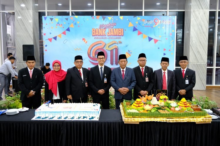 Pemotongan tumpeng pada peringatan HUT ke-61 BPD Jambi di Gedung Mahligai Bank 9 Jambi Telanai Pura, Kota Jambi, Senin (08/01/2024). (Dok. Sobirin - Kominfo)