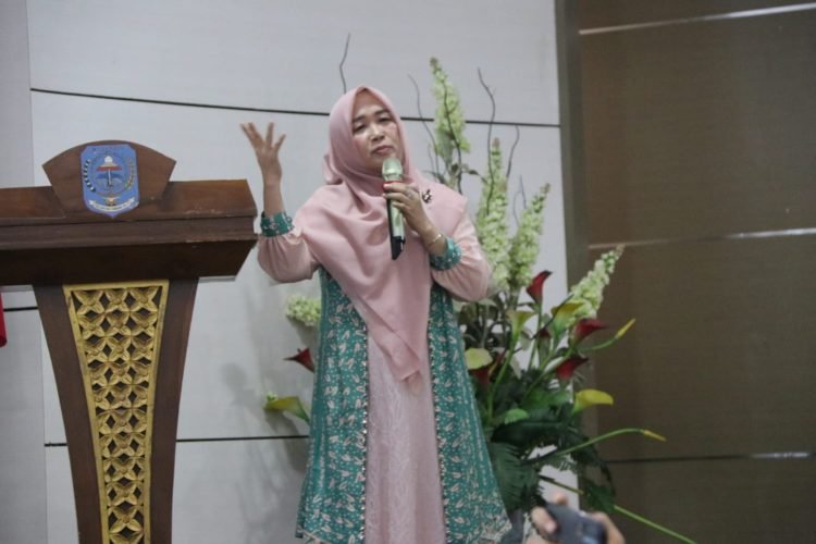 Hj. Hesti Haris saat Buka Pelatihan Smart Edu di Aula Rumah Dinas Bupati Kabupaten Merangin, Senin (08/01/2024) (Foto : Agus Supriyanto - Kominfo)