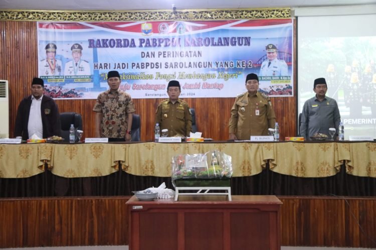 Al Haris saat membuka Rakorda PABPDSI di Aula Bappeda Kabupaten Sarolangun, Selasa (09/01/2024). (Foto : Agus Supriyanto -Kominfo)