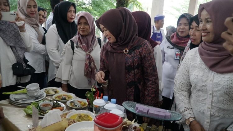 Hj. Hesnidar Haris pada pembukaan Lomba Masak Pindang Ikan Patin i Pendopo Kantor Gubernur Jambi pada Rabu (10/01/2024) (Foto : Patra -Kominfo)