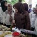 Hj. Hesnidar Haris pada pembukaan Lomba Masak Pindang Ikan Patin i Pendopo Kantor Gubernur Jambi pada Rabu (10/01/2024) (Foto : Patra -Kominfo)