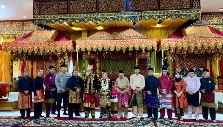 Edi Purwanto saat menghadiri Penganugerahan sebagai anggota kehormatan adat melayu jambi provinsi Jambi kepada Dr. Ir. Ahmadi Noor Supit, Senin (15/1) di Balairung Sari LAM Provinsi Jambi (Dok, Hadian Humas)