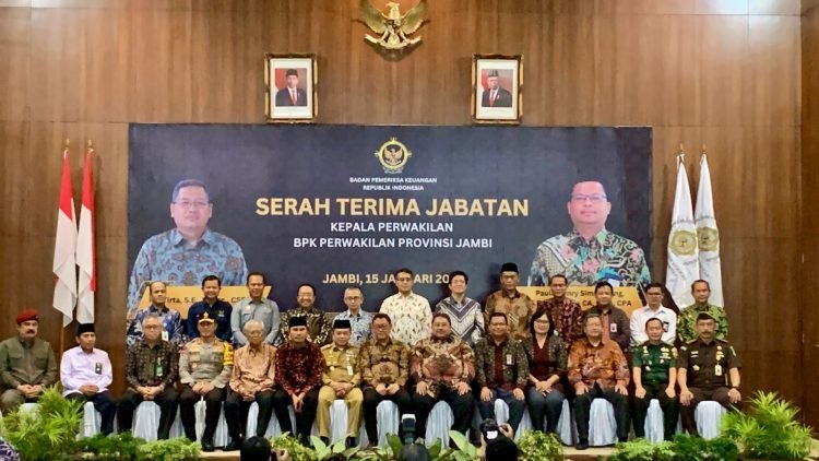 Ketua DPRD Provinsi Jambi, Edi Purwanto menghadiri serah terima jabatan kepala perwakilan BPK Perwakilan Provinsi Jambi, Senin (15/1). (Dok. Hadian - Humas)