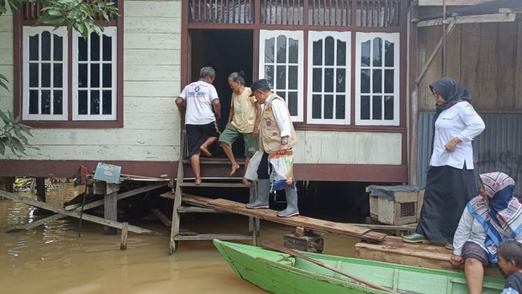 Gubernur Jambi, Al Haris didampingi Kadis Sosial Provinsi Jambi dan Kadis Sosial Kota Jambi meninjau warga terdampak banjir di Kelurahan Kasang, Sijenjang dan seberang Kota Jambi, Rabu (17/01/2024) (Foto: Rtit - Kominfo)