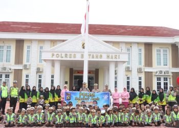 Poto bersaama usai kegiatan Polsanak di Mapolres Batanghari, Rabu (24/01/2024). (Dok. Humas Polres Batanghari)