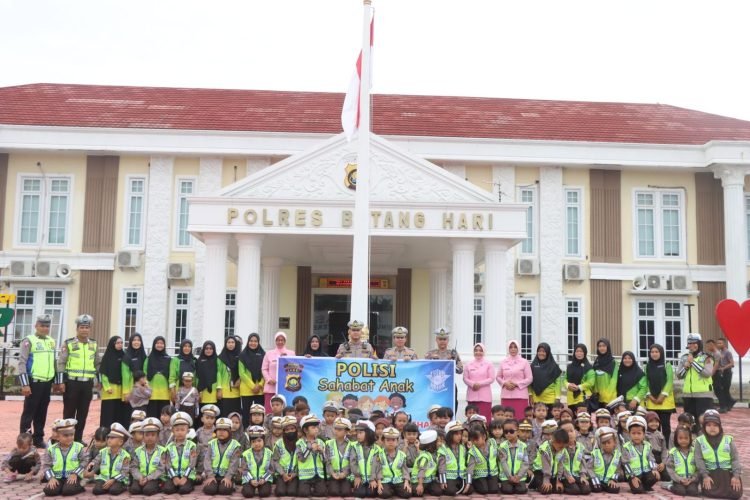 Poto bersaama usai kegiatan Polsanak di Mapolres Batanghari, Rabu (24/01/2024). (Dok. Humas Polres Batanghari)