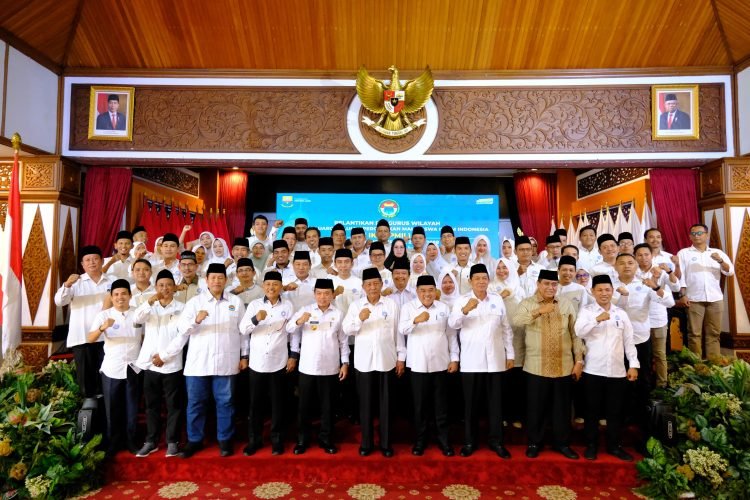Poto bersama usai Pelantikan PW IKA PMII Provinsi Jambi di Auditorium Rumah Dinas Gubernur Jambi, Sabtu (27/01/2024). (Foto : Agus - Kominfo)