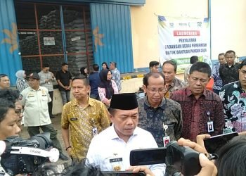 Al Haris saat diwawancarai usai pelepasaan bantuan beras secara simbolis di Gudang Perum Bulog Jambi, Sabtu (27/01/2024) (Dok. Erit - Kominfo)