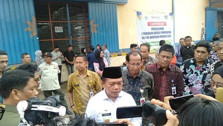 Al Haris saat diwawancarai usai pelepasaan bantuan beras secara simbolis di Gudang Perum Bulog Jambi, Sabtu (27/01/2024) (Dok. Erit - Kominfo)