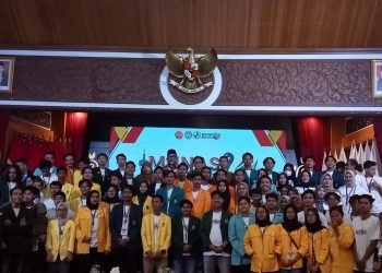 Foto bersama Sekda pada acara Gala Dinner dengan Peserta Musyawarah Nasional XIX oleh Himpunan Mahasiswa Prodi Peternakan Fakultas Peternakan Universitas Jambi. (Foto : Agus - Kominfo)