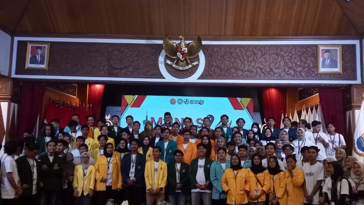 Foto bersama Sekda pada acara Gala Dinner dengan Peserta Musyawarah Nasional XIX oleh Himpunan Mahasiswa Prodi Peternakan Fakultas Peternakan Universitas Jambi. (Foto : Agus - Kominfo)