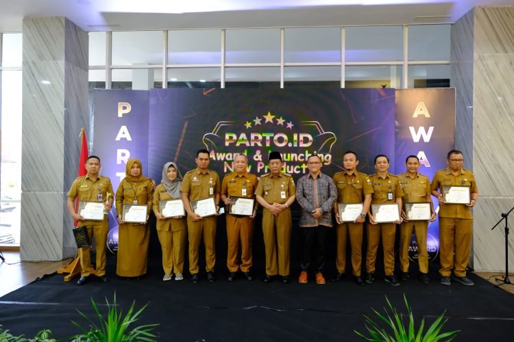 Poto bersama Wagub pada kegiatan PARTO.ID Award dan Launching New Product yang dilaksanakan di Gedung Mahligai Bank 9 Jambi, Senin (29/01/2024). (Foto : Sobirin - Kominfo)