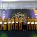 Poto bersama Wagub pada kegiatan PARTO.ID Award dan Launching New Product yang dilaksanakan di Gedung Mahligai Bank 9 Jambi, Senin (29/01/2024). (Foto : Sobirin - Kominfo)