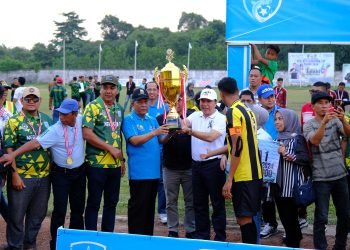 Wagub Sani pada penutupanTurnamen Sepak Bola Gubernur Cup Tahun 2024 di Stadion KONI Kabupaten Batanghari, Senin (29/01/2024). (Dok. Patra - Kominfo)