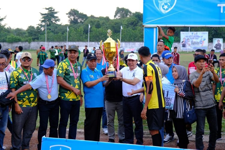 Wagub Sani pada penutupanTurnamen Sepak Bola Gubernur Cup Tahun 2024 di Stadion KONI Kabupaten Batanghari, Senin (29/01/2024). (Dok. Patra - Kominfo)