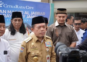 Gubernur Al Haris saat diwawancarai usai meresmikan Masjid Al Jabbar Citra Raya City Jambi, Selasa (30/01/2024). (Foto: Novriansah - Kominfo)