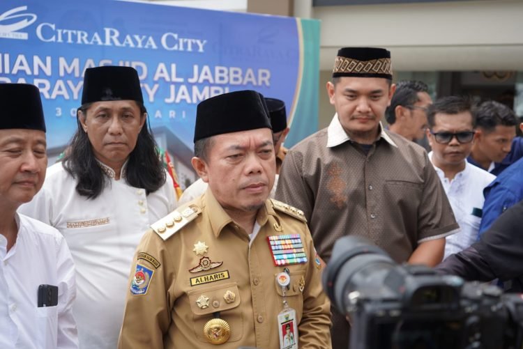 Gubernur Al Haris saat diwawancarai usai meresmikan Masjid Al Jabbar Citra Raya City Jambi, Selasa (30/01/2024). (Foto: Novriansah - Kominfo)