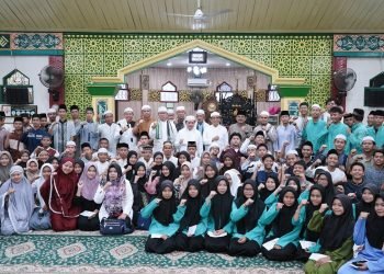 Poto bersama Gubernur Al Haris usai Safari Subuh di Masjid Al-Muttaqin, Kuala Tungkal, Rabu (31/01/2024) (Foto : Erict Sutriedi - Kominfo)