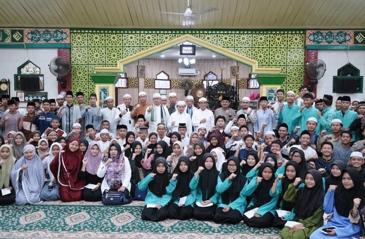 Poto bersama Gubernur Al Haris usai Safari Subuh di Masjid Al-Muttaqin, Kuala Tungkal, Rabu (31/01/2024) (Foto : Erict Sutriedi - Kominfo)