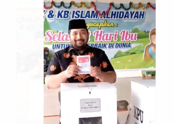Pinto Jayanegara saat memperlihatkan kertas suara usai nyoblos di TPS 'Merdeka' Bangko, Kabupaten Merangin, Rabu (14/2/2024). (Dok. hadin - humas)