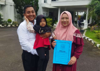 Abdus Samad dan Istri usai menerima SK pelantikan, Rabu (28/2/24) (Dok . Somad)