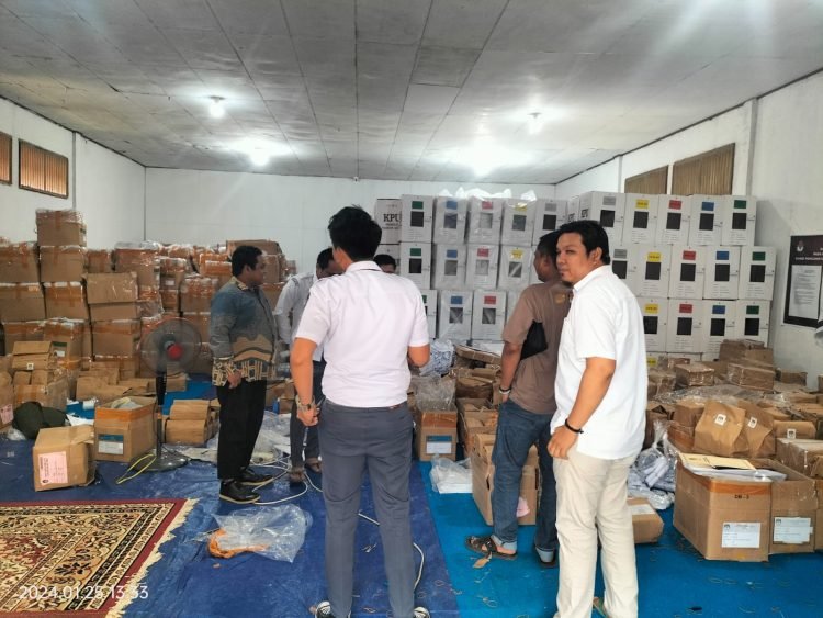 KPU Kabupaten Tanjabtim menerima kunjungan dari KPU Provinsi Jambi mengecek logistik untuk memastikan kesiapan menjelang pemilu 2024, Kamis, (25/01/2024) (Dok. Alam)