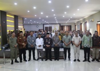 Poto bersama usai Rapat Koordinasi Politik Se-Provinsi Jambi pada tahun anggaran 2024 Persiapan Pemilu Serentak tahun 2024 di Golden Harvest Hotel, Kamis (01/02/2024) (Foto: Agus Supriyanto - Kominfo)