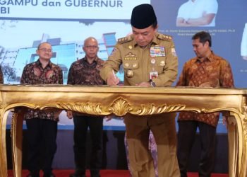 Poto bersama usai penandatangan MoU di Auditorium Rumah Dinas Gubernur Jambi, Senin (05/02/2024). (Dok. Agus - Kominfo)