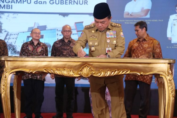 Poto bersama usai penandatangan MoU di Auditorium Rumah Dinas Gubernur Jambi, Senin (05/02/2024). (Dok. Agus - Kominfo)