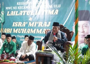 Wagub Sani saat memberikan tausiah dalam rangka Lailatul Ijtima dan Isra' Mi’raj Nabi Muhammad SAW 1445 H di lapangan Pasar Pagi, Desa Taman Rajo, Kab, Tanjab Barat, Senin (05/02/2024) (Foto : Harun - Kominfo)
