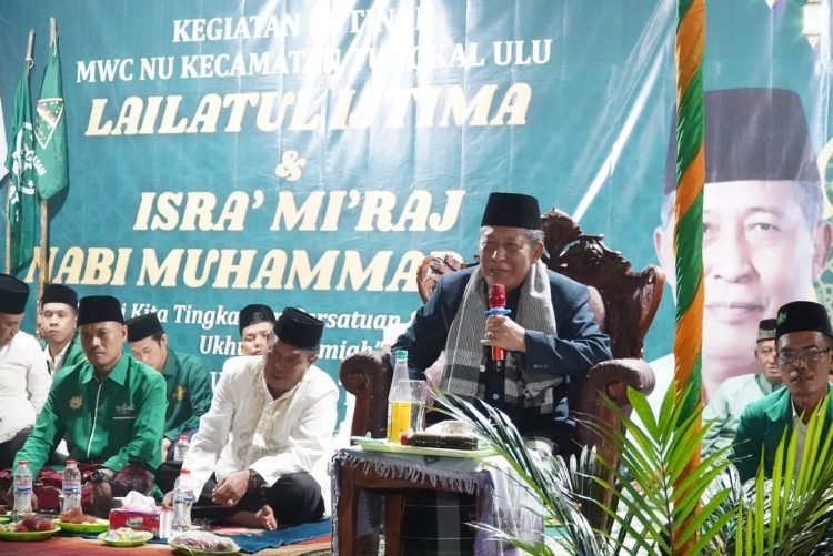 Wagub Sani saat memberikan tausiah dalam rangka Lailatul Ijtima dan Isra' Mi’raj Nabi Muhammad SAW 1445 H di lapangan Pasar Pagi, Desa Taman Rajo, Kab, Tanjab Barat, Senin (05/02/2024) (Foto : Harun - Kominfo)