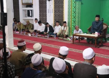 Wagub Sani saat mengisi Tausiyah Agama dalam Peringatan Isra' Mi'raj Nabi Muhammad SAW di Masjid Jam'iyyatul Islamiah Kelurahan Teratai, Kabupaten Batanghari, Rabu (07/02/2024) (Foto : Agus Supriyanto - Kominfo)