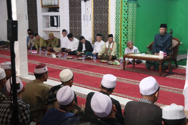 Wagub Sani saat mengisi Tausiyah Agama dalam Peringatan Isra' Mi'raj Nabi Muhammad SAW di Masjid Jam'iyyatul Islamiah Kelurahan Teratai, Kabupaten Batanghari, Rabu (07/02/2024) (Foto : Agus Supriyanto - Kominfo)