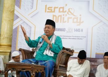 Wagub Sani saat menjadi penceramah pada peringatan Isra’ Mi'raj Nabi Muhammad SAW 1445 H, di Masjid Taqwa, Desa Simpang Karmeo, Kabupaten Batanghari, Jum’at (09/02/2024). (Foto: Harun - Kominfo)