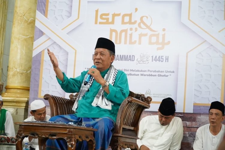 Wagub Sani saat menjadi penceramah pada peringatan Isra’ Mi'raj Nabi Muhammad SAW 1445 H, di Masjid Taqwa, Desa Simpang Karmeo, Kabupaten Batanghari, Jum’at (09/02/2024). (Foto: Harun - Kominfo)