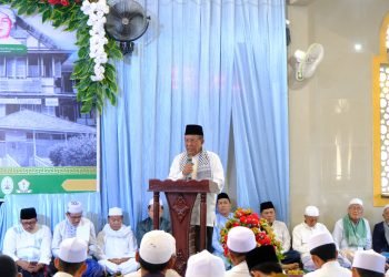 Wagub saat menghadiri acara Ziarah Kubro dan Haul Masyayikh Tsamaratul Insan di Masjid Jami’ Azharussa’adah Ponpes Sa’adatuddaren, Kota Jambi, Sabtu (10/02/2024) (Foto : Sobirin - Kominfo)