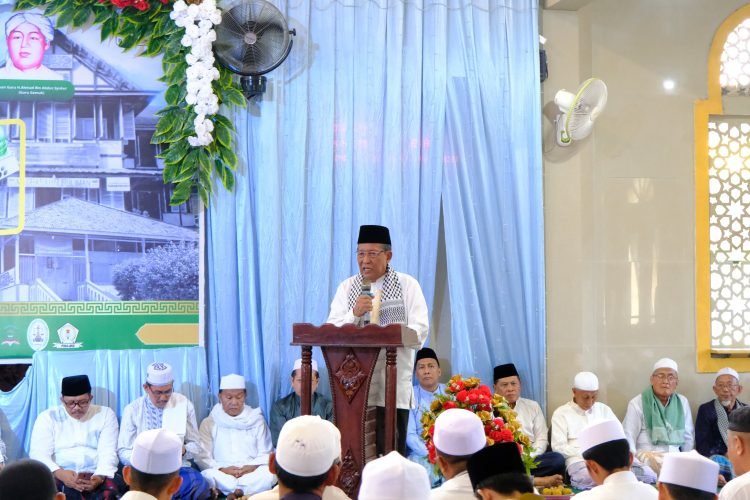 Wagub saat menghadiri acara Ziarah Kubro dan Haul Masyayikh Tsamaratul Insan di Masjid Jami’ Azharussa’adah Ponpes Sa’adatuddaren, Kota Jambi, Sabtu (10/02/2024) (Foto : Sobirin - Kominfo)