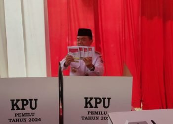 Gubernur Al Haris Gunakan Hak Pilihnya di TPS 32 Kelurahan Rawasari (Dok. Otoy)