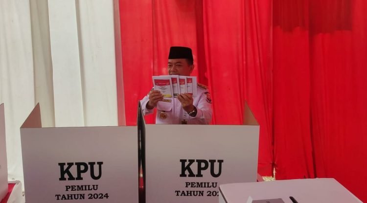 Gubernur Al Haris Gunakan Hak Pilihnya di TPS 32 Kelurahan Rawasari (Dok. Otoy)