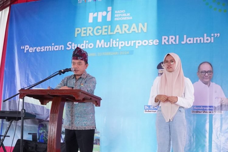 Gubernur Al Haris pada peresmian Studio Multipurpose LPP RRI Jambi di LPP RRI Jambi, Jum’at (23/02/2024) (Foto: Harun - Kominfo)