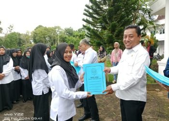 Ida Triratnasari saat menerima SK PPPK oleh Sekda Sapril (Dok .Hadisu)