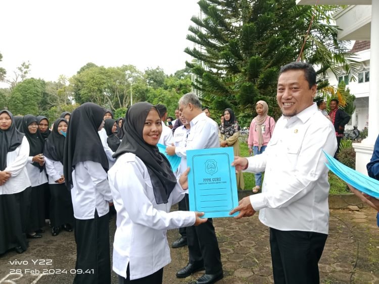 Ida Triratnasari saat menerima SK PPPK oleh Sekda Sapril (Dok .Hadisu)